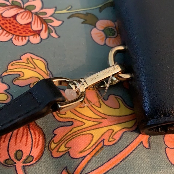 Micheal Kors Crossbody - Picture 3 of 11